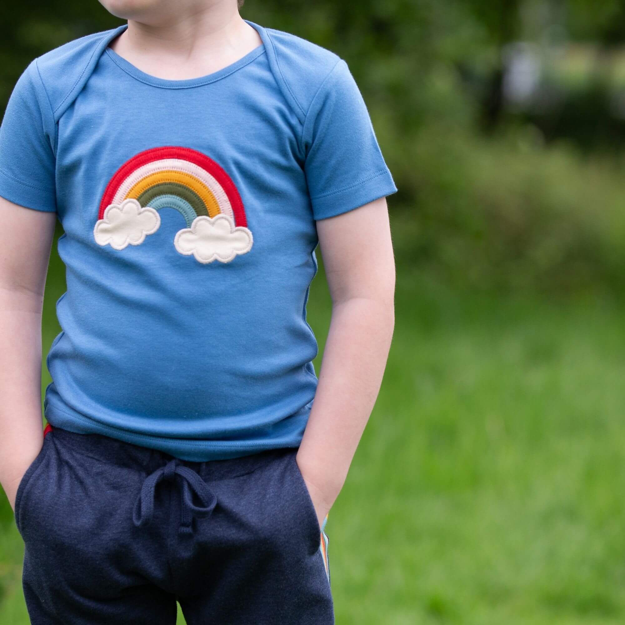 Short-sleeved t-shirt- blue rainbow appliqué