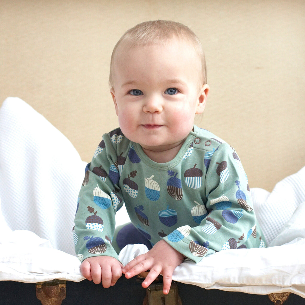 Long-sleeved t-shirt- acorns, green