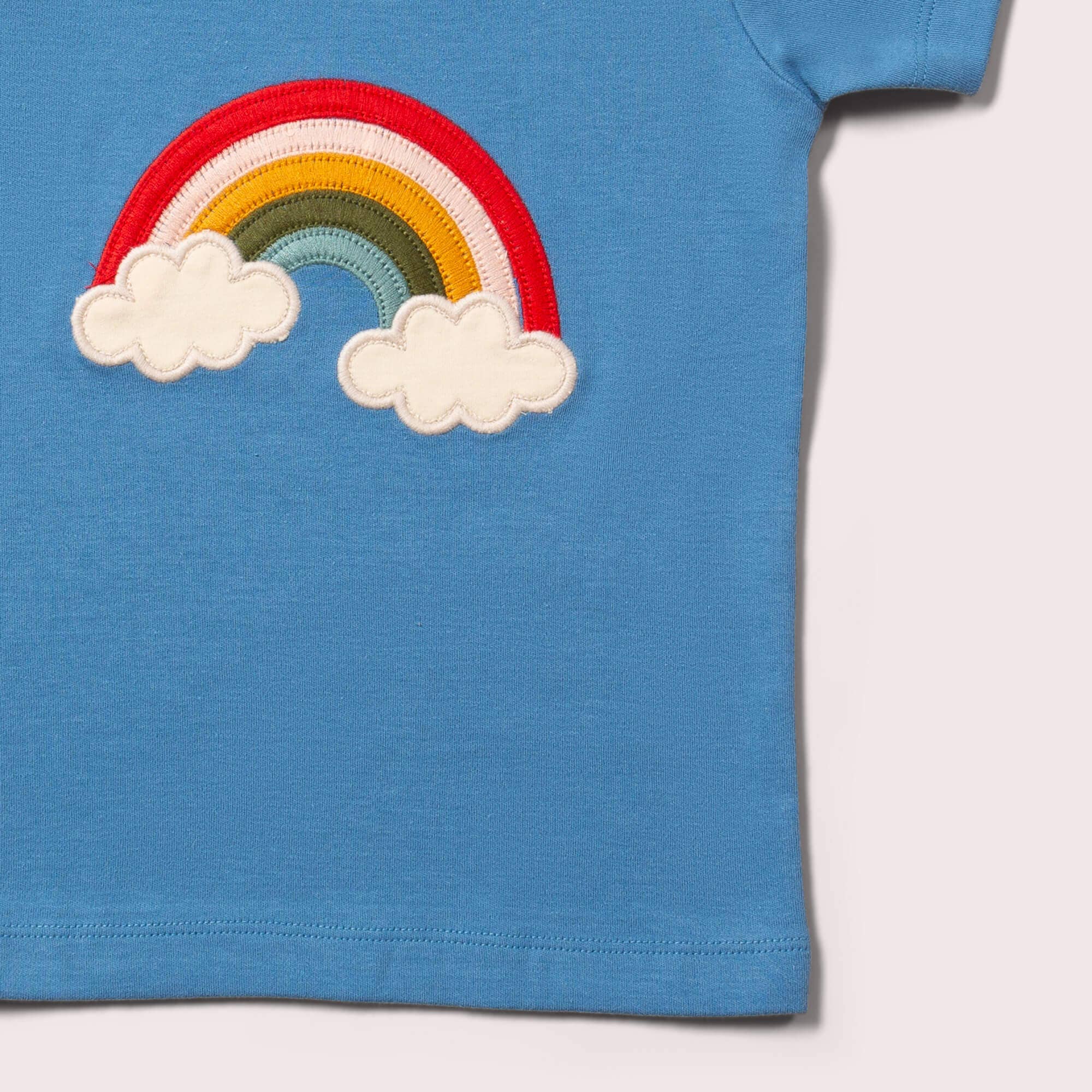 Short-sleeved t-shirt- blue rainbow appliqué